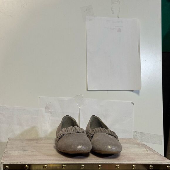 Matt Bernson Silver Flats size 7 new - Picture 2 of 6